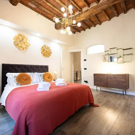 Golden House In Center Town By Abita * Lucca
