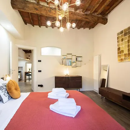 Golden House In Center Town By Abita * Lucca
